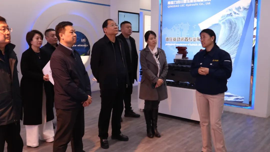 1741566661847063.jpg 區(qū)委統(tǒng)戰(zhàn)部副部長(zhǎng)郭可超一行蒞臨力克川液壓參觀指導(dǎo)1.jpg